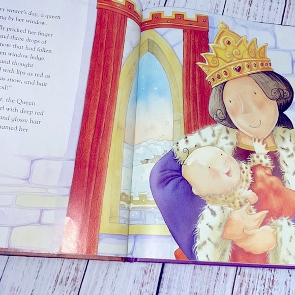 Snow White & The Seven Dwarfs kids book - Picture 6 of 13